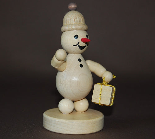 Wagner Schneemann Junior mit Geschenk