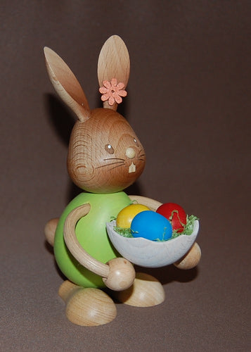 Hase Stupsi mit Eierschale